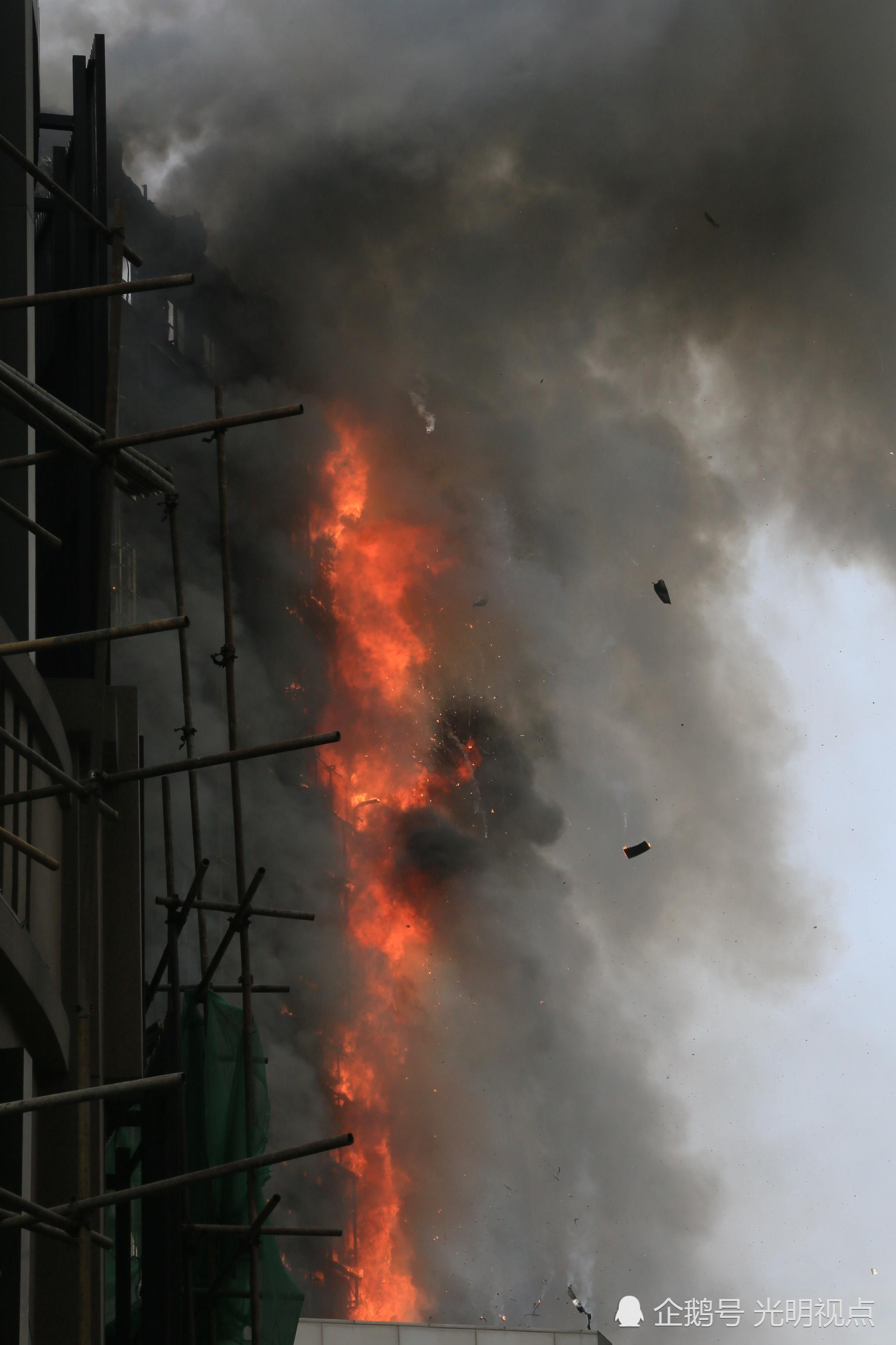 郑州一写字楼突发大火黑烟飘起十几层楼高 消防启用直升机灭火