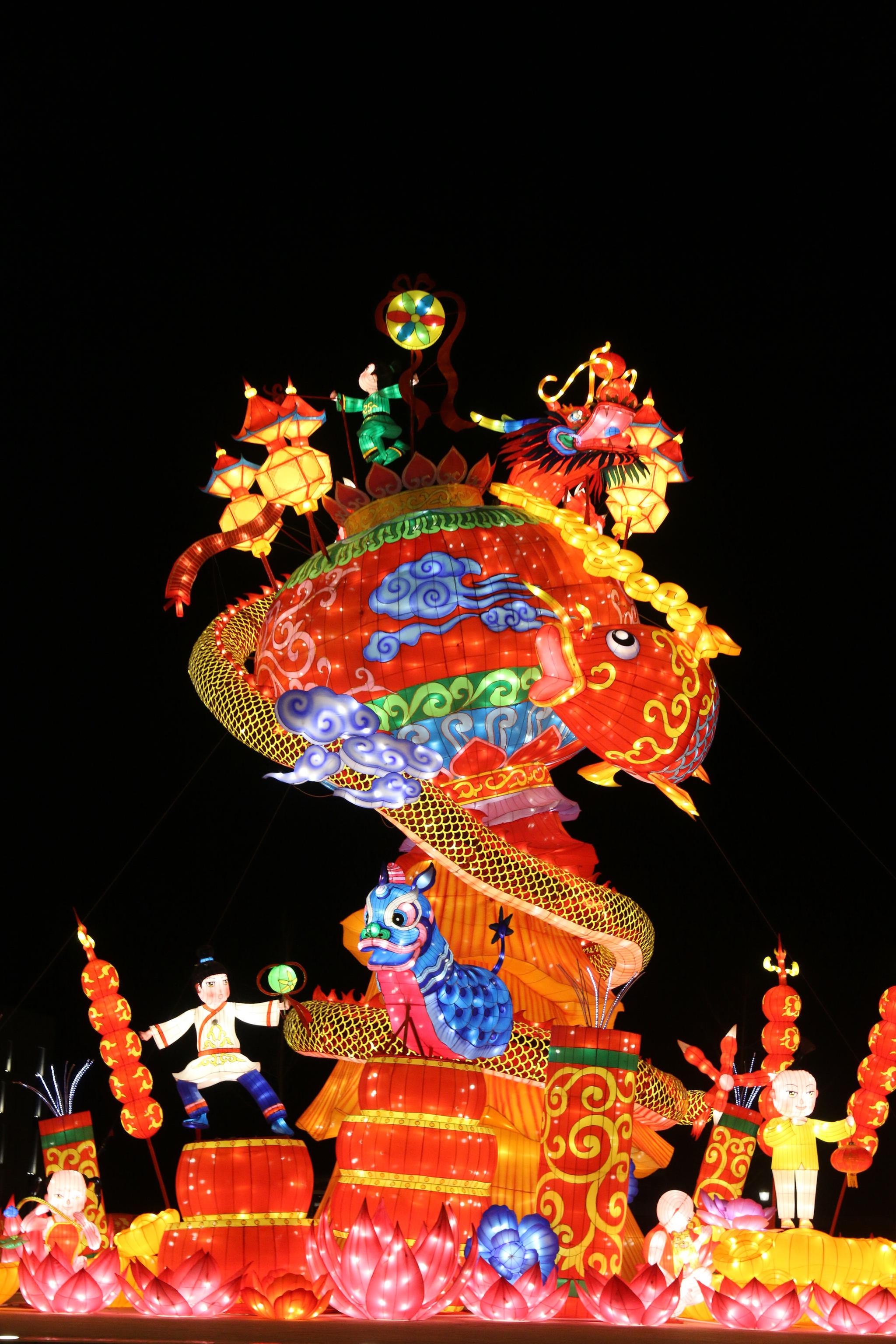 河南三门峡:张灯结彩迎新春|气氛灯|明珠广场|春节_新浪新闻