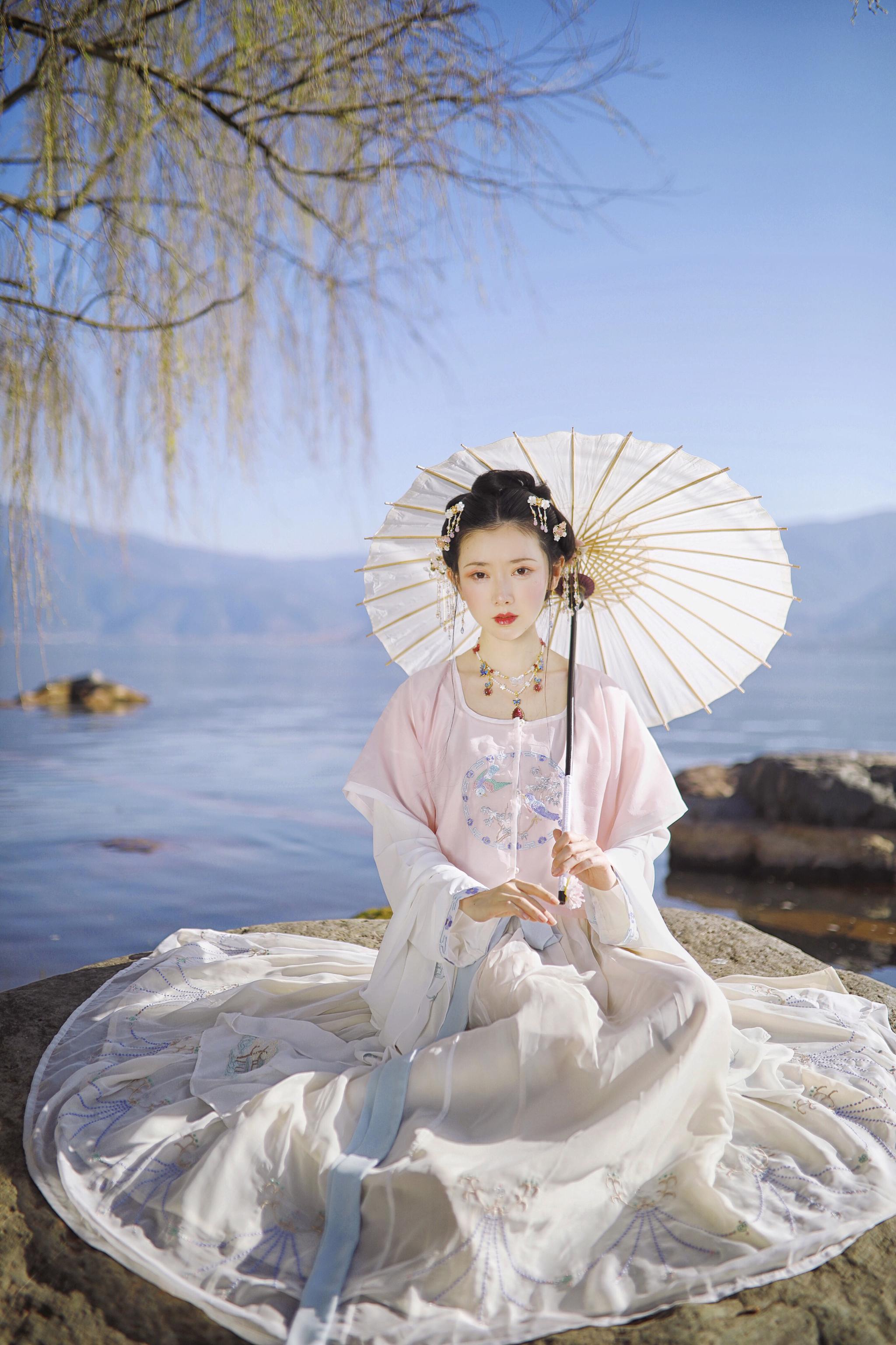 出镜:@弥秋君 摄影:@赏味期先生 汉服:@芥子记汉服工作室 在梦中 一起