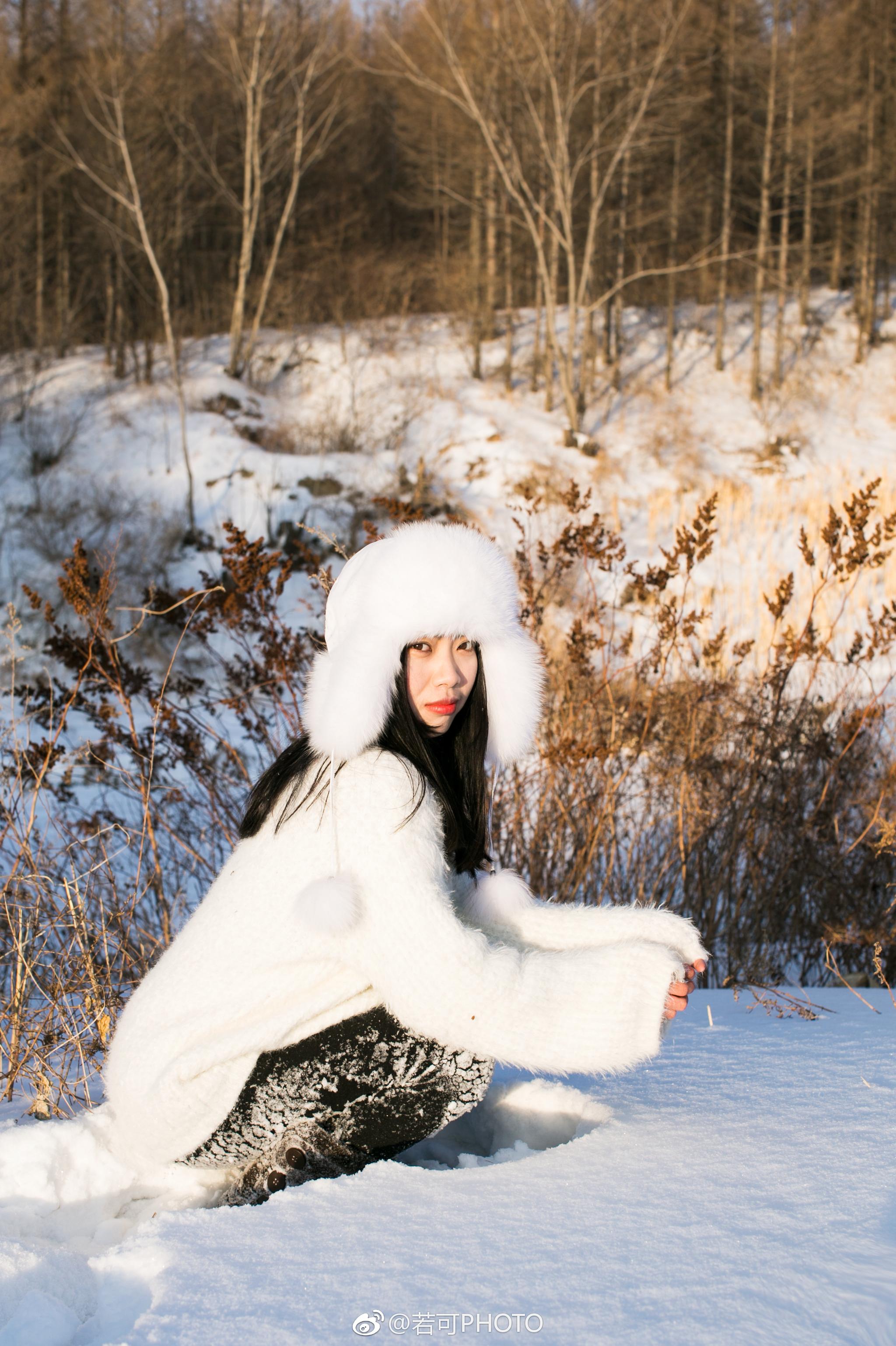 雪地里穿白毛衣真的很仙女哦衣服和前六张图毛茸茸的帽子是家的
