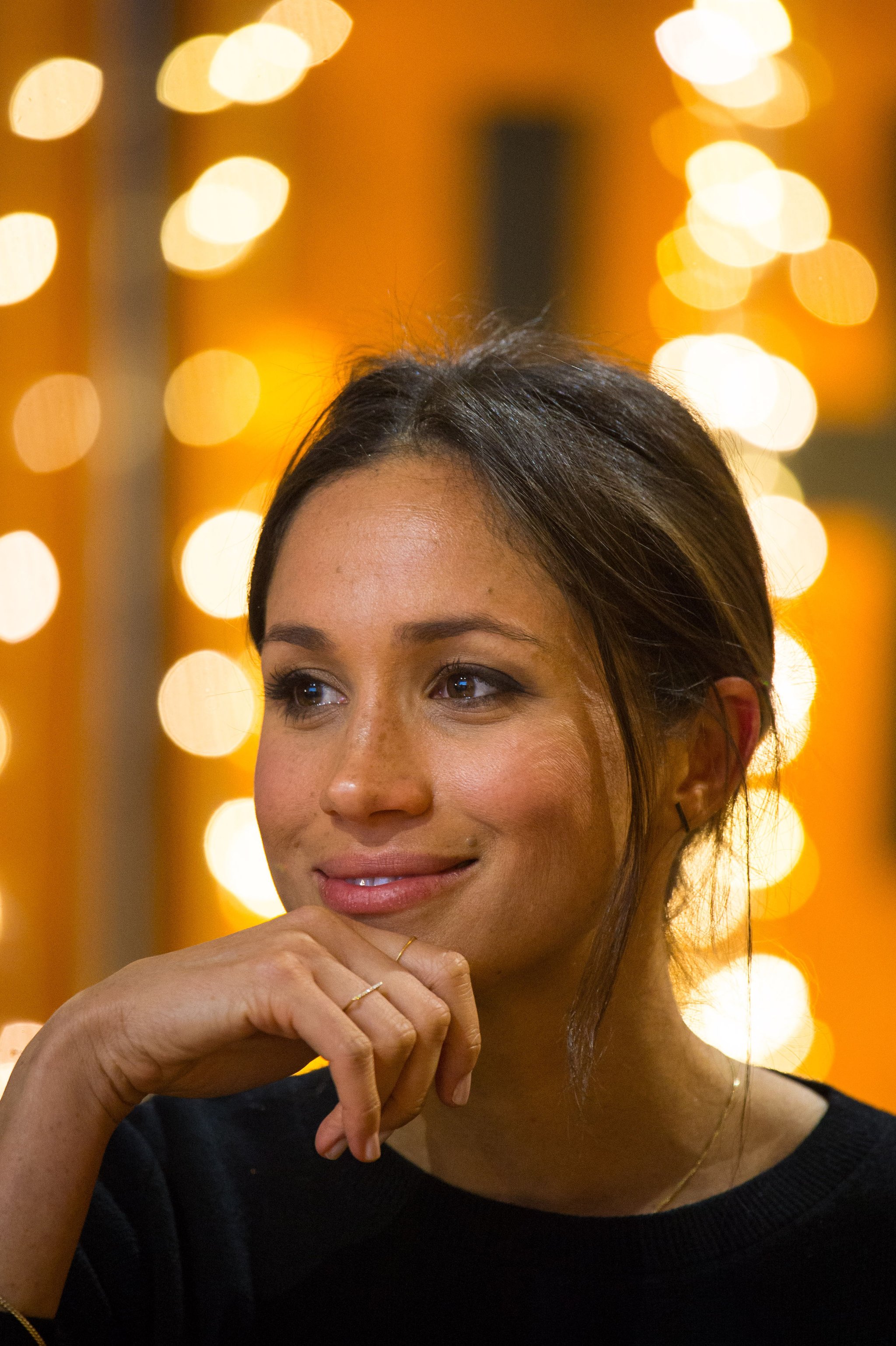 梅根对自己的容貌很自信,故意露出雀斑展现自然美感!