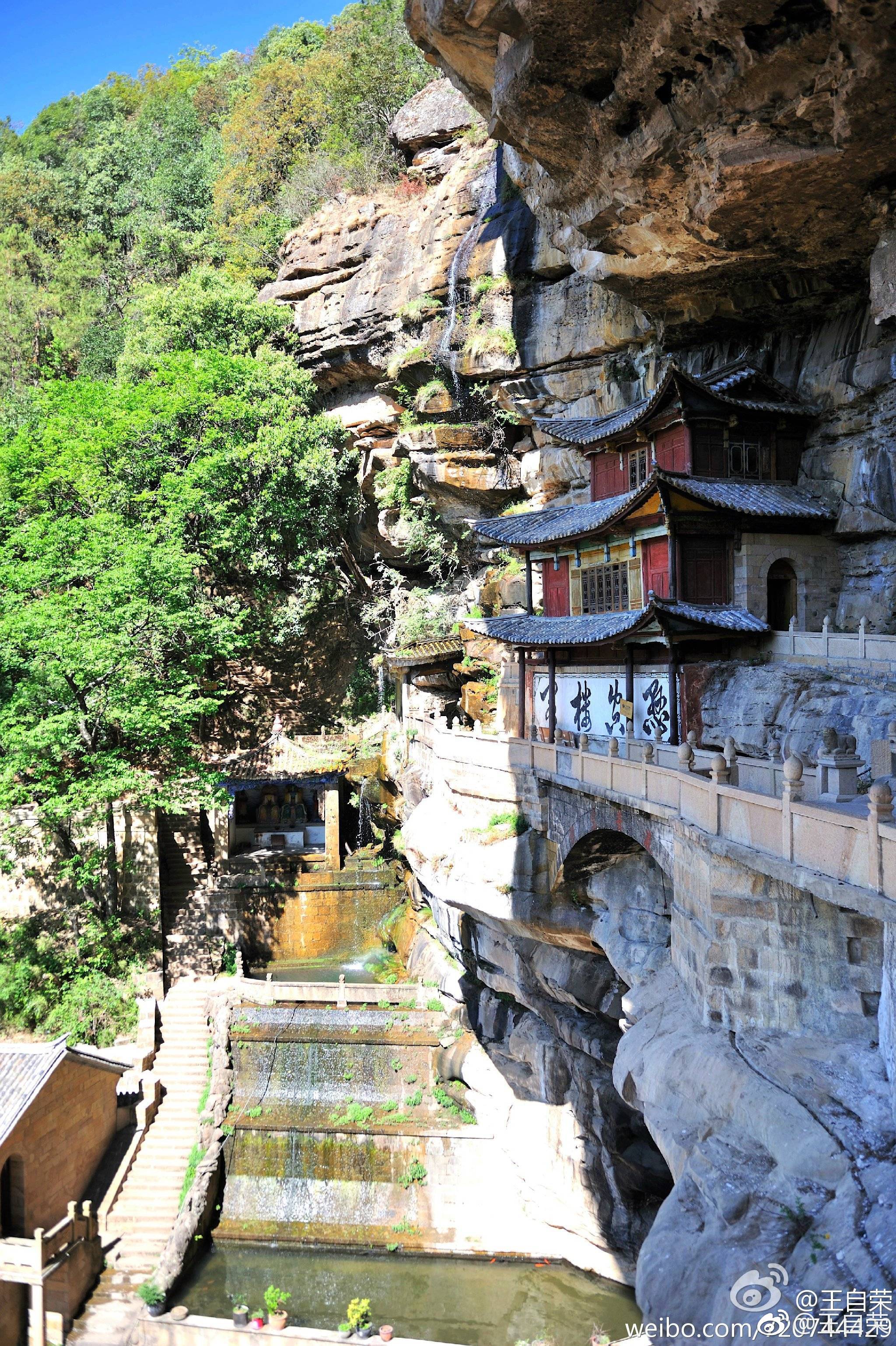 昨天,不少人发了剑川县宝相寺地藏殿火情的视频