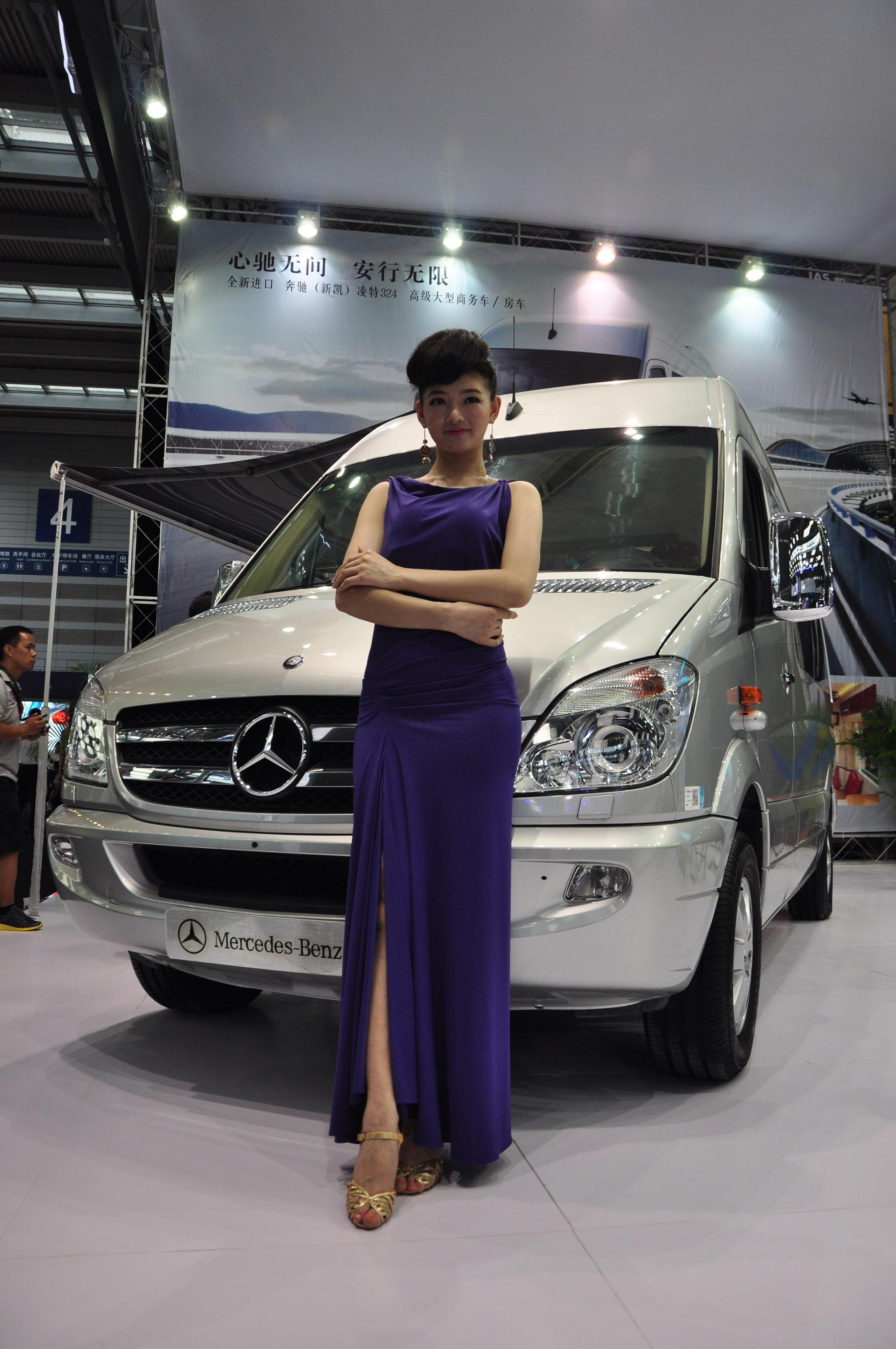 奔驰凌特商务车美艳车模2013深港澳车展实拍