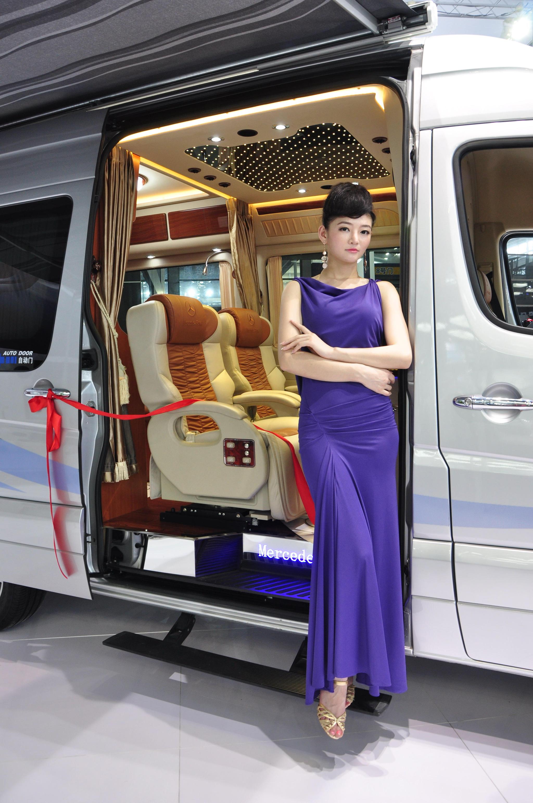 奔驰凌特商务车美艳车模2013深港澳车展实拍