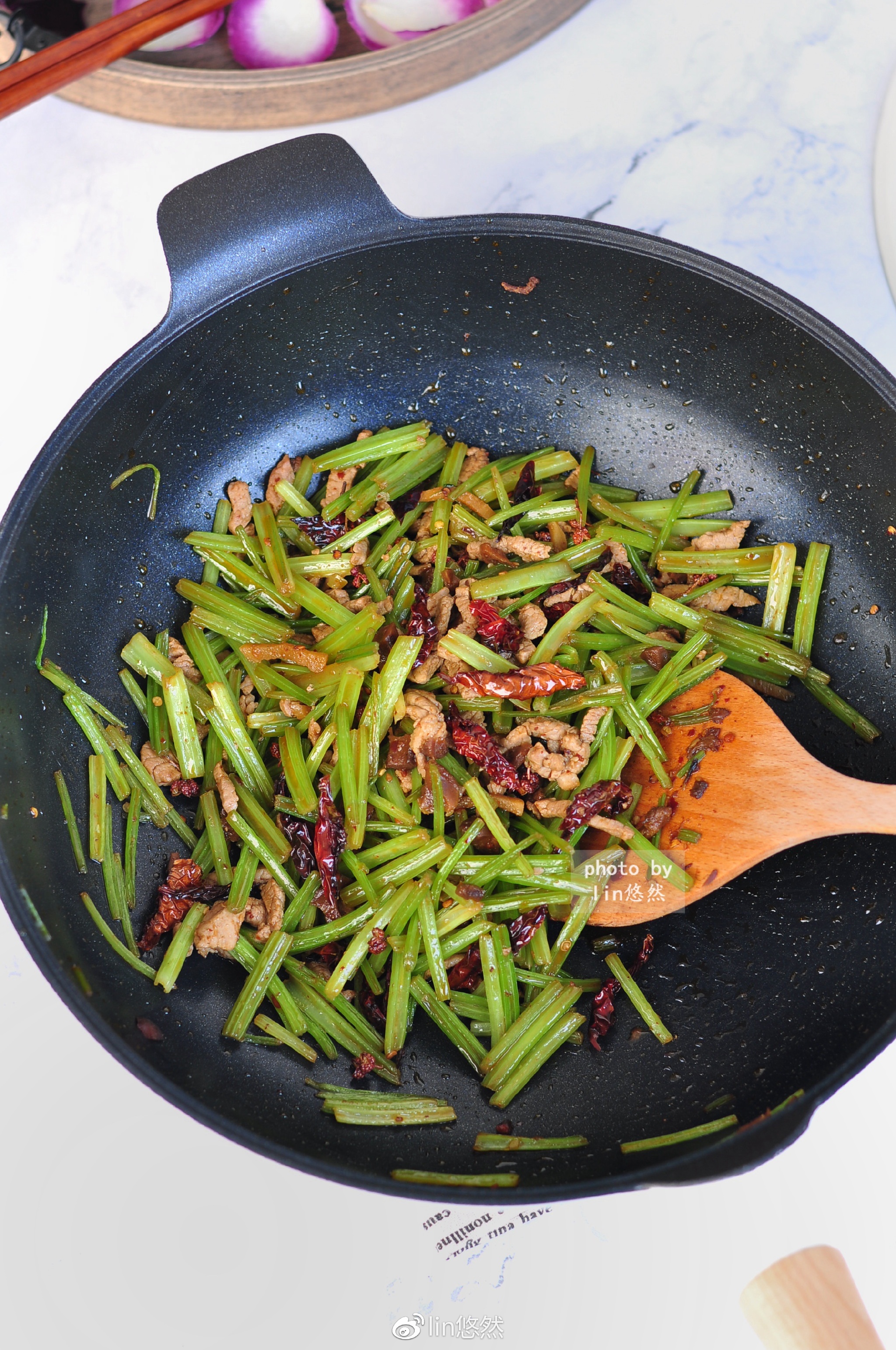 这样炒一盘麦芹,上桌竟抢着吃,好吃的秘诀就这么简单