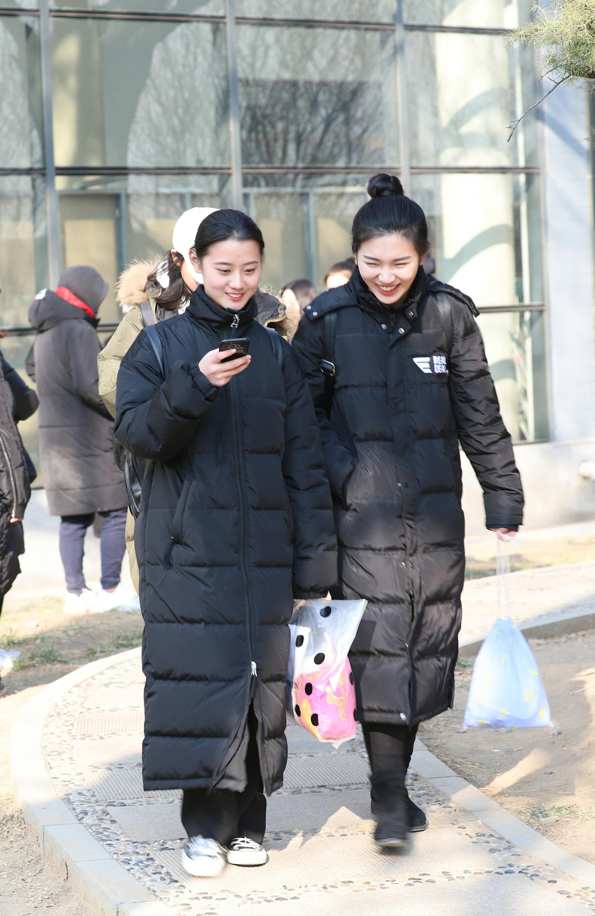 一名女考生正在北京电影学院拍照留念,因为这里是每个艺考女生的梦想.