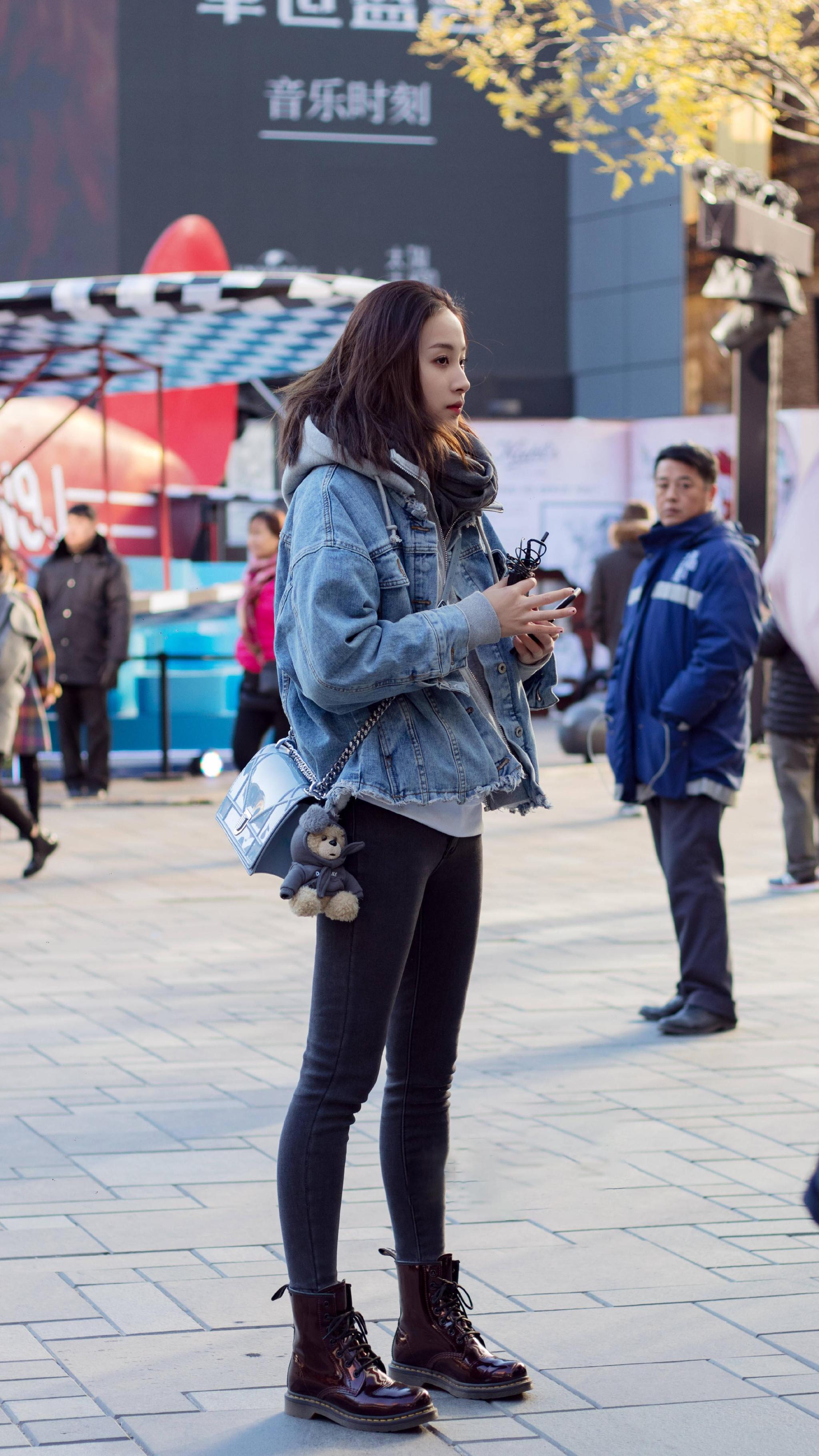 牛仔外套内搭连帽卫衣,下衣是最经典黑色打底裤,配上马丁靴,怎么穿都