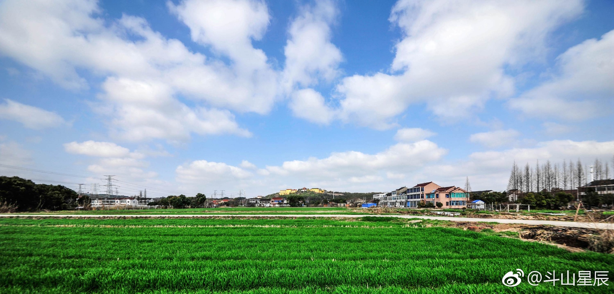 白云飘过春天的原野