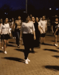 这样的美女跳广场舞,你还会讨厌吗?舞姿最销魂的重启玩偶.