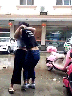 黑衣妹子这一招抱摔必须满分,如果不揪头发的话,黑衣妹子已经完胜!