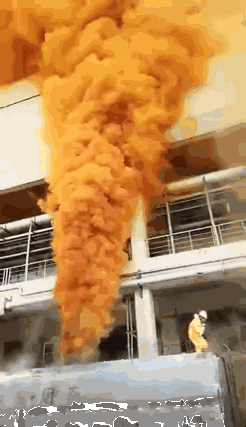 无锡尚德一槽罐车气体泄漏 现场犹如生化大片!