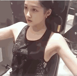 关晓彤素颜健身上热搜，网友却吐槽她的腋毛！鹿晗女友不易做啊