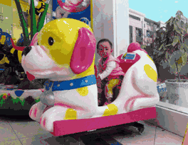 熊猫坐摇摇车gif图片