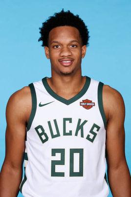 在这笔交易中,篮网送出中锋泰勒-泽勒到密尔沃基,从雄鹿换来了后卫