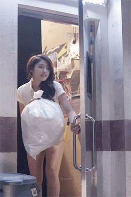 "迷迷糊糊的老公褪去裤子