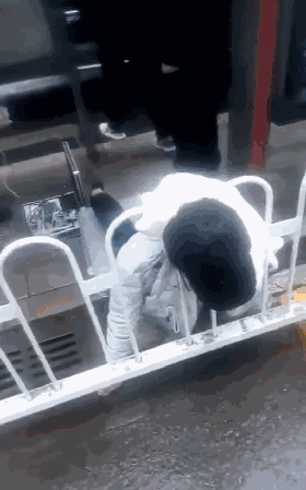 被护栏卡脖致死的女孩身份查明!曾为家人放弃20万年薪!