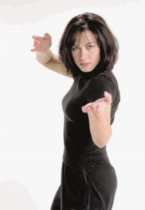 后来,曾参演了《刀锋战士》和《李小龙传奇》.