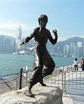 西雅图李小龙墓地祭奠鲜花不断,美国游客最多