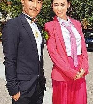 了两个老婆,她共有四个兄弟姐妹,张柏芝弟弟张豪龙和张柏文是同父同母