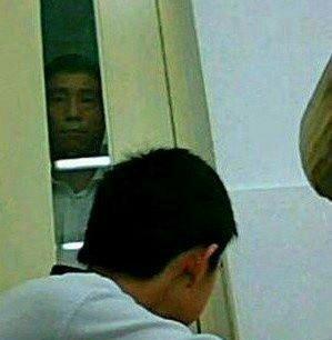 那些年,老师在教室后窗暗中观察我们时的样子 简直童年的噩梦啊