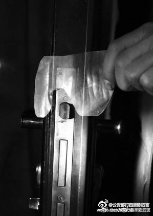 一张塑料卡片就撬开住户家门,行窃如入无人之境,8名惯偷均落网!