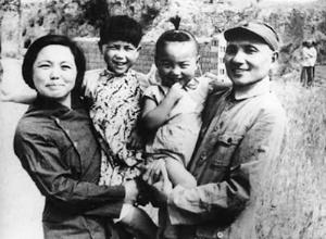 邓小平与夫人卓琳年轻时候的罕见照片,极其珍贵
