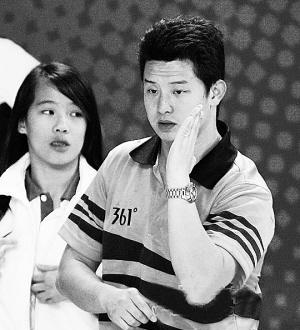 虽说黄强当时确实受伤,但相比于上场的田亮的眼睛的伤势和胡佳的