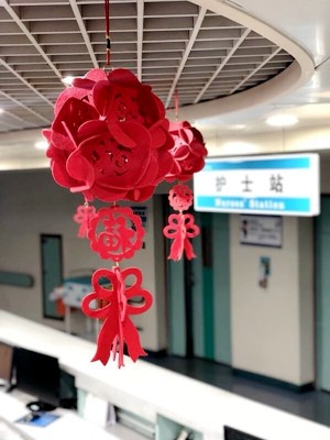 宁波这家医院挺暖心护士站贴对联挂满灯笼