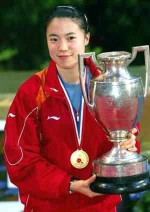 乒坛大魔王张怡宁当真只有一块银牌,爱不释手,不让闺女玩?