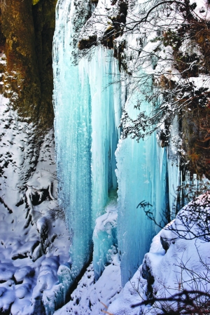 九寨沟现罕见蓝冰奇观,美如童话世界!