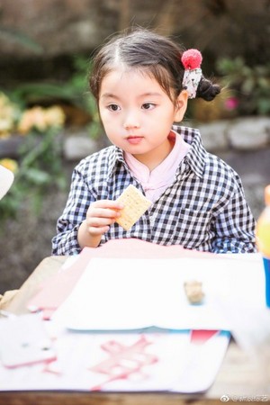 阿拉蕾回归《爸爸5》抽高，超过194公分董力大腿