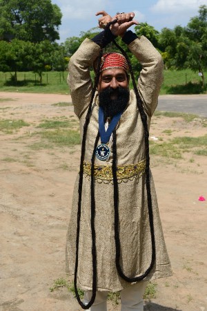 印度民间艺术家胡须长5.5米创世界纪录: 40多年从来没剪过