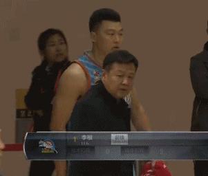 当然李根这样的球员在cba也是少数,他劣迹斑斑,怒骂裁判,向裁判竖中指