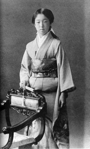 明仁天皇的母亲香淳皇后,旧名叫久迩宫良子,出身于侯爵,是不折不扣的