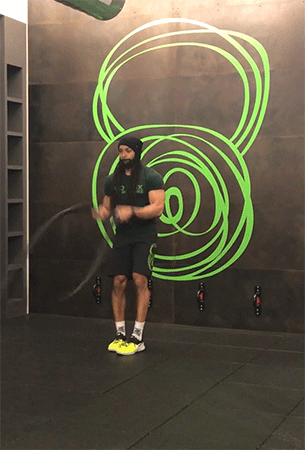 这个看起来简单做起来十分费力,不断挑战你心肺耐力极限的战绳训练,就