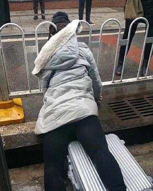 女子被行李箱绊倒, 脖子硬卡进狭窄护栏当场惨