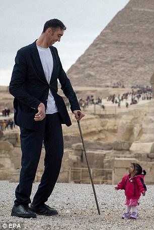 世界上最高的男人与最矮的女人相聚在埃及金字塔身高差一米八