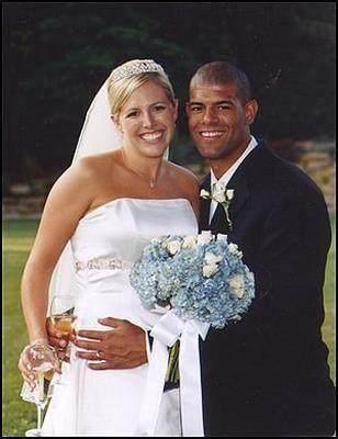 2001年8月4日,已经育有一儿一女的艾弗森和塔瓦娜在一个名为沃利斯的