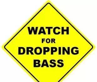 强大的声浪严丝合缝的车门让变成软绵绵的"嘴唇",被震得开始"开口骂人