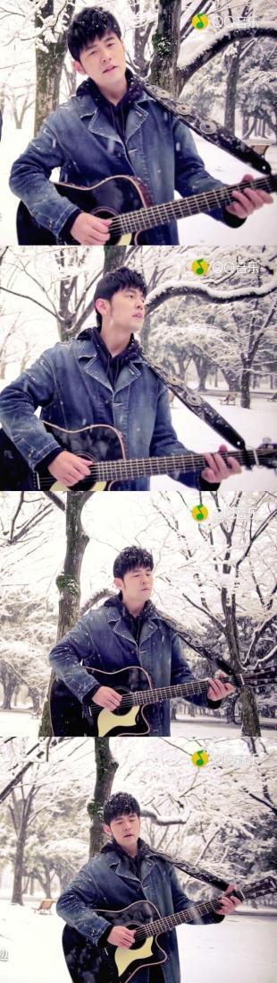 周杰伦在雪地弹吉他 画面唯美手却被冻僵
