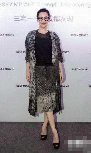 许晴出席三宅一生香水发布会的时候穿的是比较成熟的黑色系风