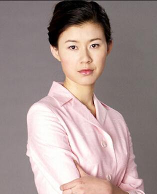 原来梁宏达老婆是漂亮的新闻联播主持人,遗憾的是至今都没有孩子
