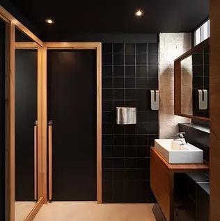 卫生间别装这种门,费钱还不耐用,到底选什么门更合适?