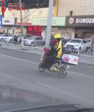 河北定州街头现最敬业的外卖小哥!看到这一幕你作何感想?