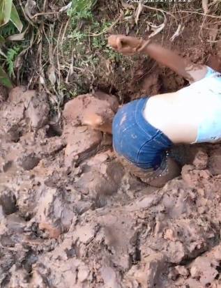 67野外发现一位妹子深深陷入了泥潭中得知真相后令人感到无语