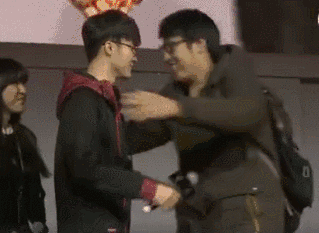 Faker抱男粉丝比抱妹子还开心 到底是恩静还是