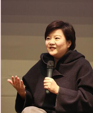 56岁洪晃近照:满头白发显沧桑,一胖毁所有,家庭背景惊人