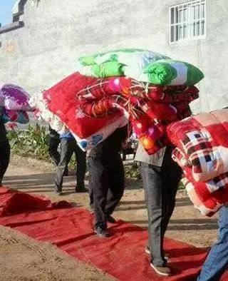 中国的结婚传统就是男方需要彩礼才能娶亲,同时女方也会在嫁女儿的