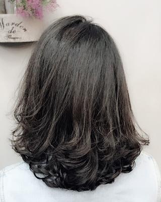 烫发担心老气,请选半头卷,拒绝老气烫发担心不好打理,就选半头卷,简单