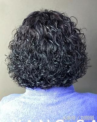 大姐剪个短发,烫个全头小卷,一看像18,美到不敢